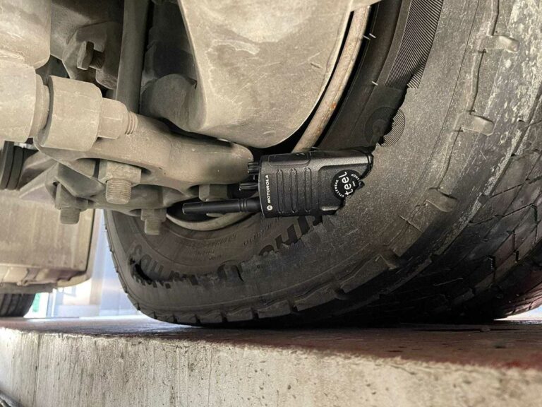 pneu fendu avec objet dans la fente
